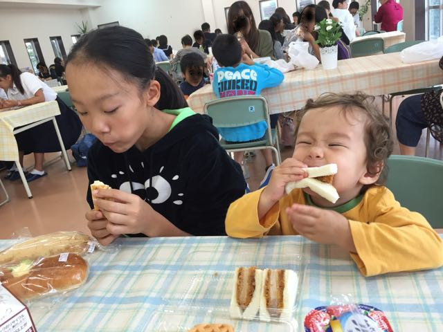 Hikaru und Yurika in der Mensa der Oberschule 